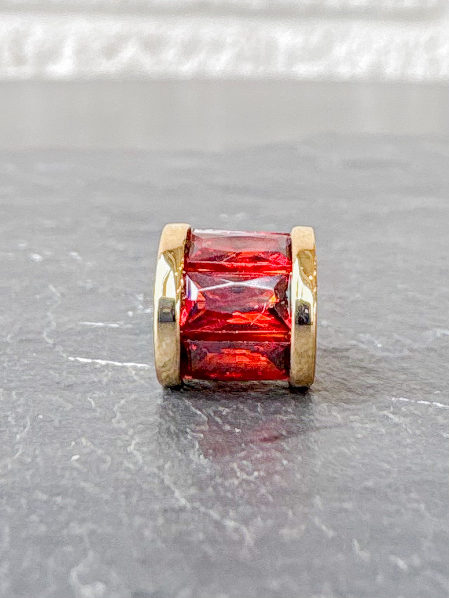 Delphin Red Bead Charm