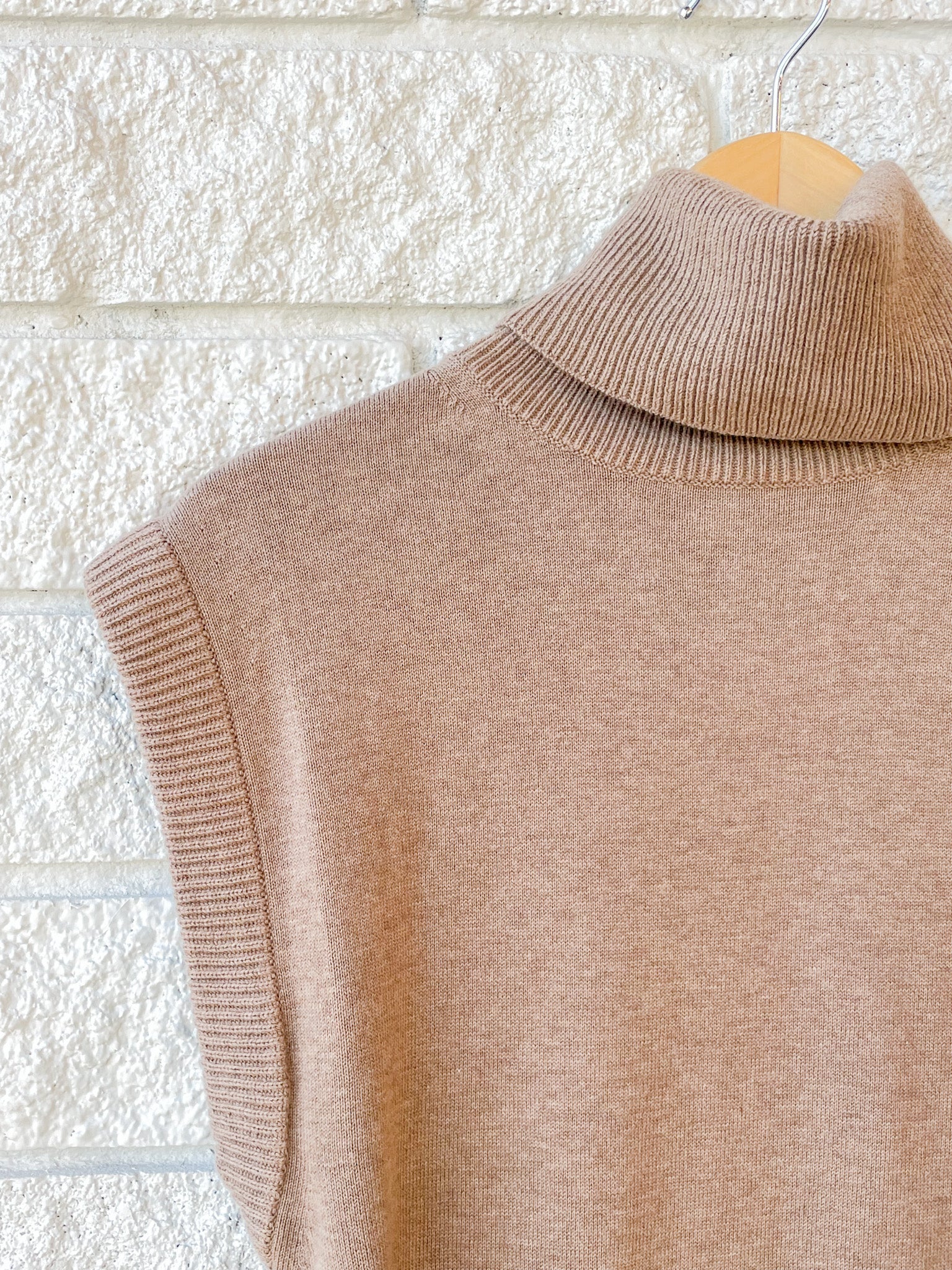 Sleeveless Turtleneck Pullover